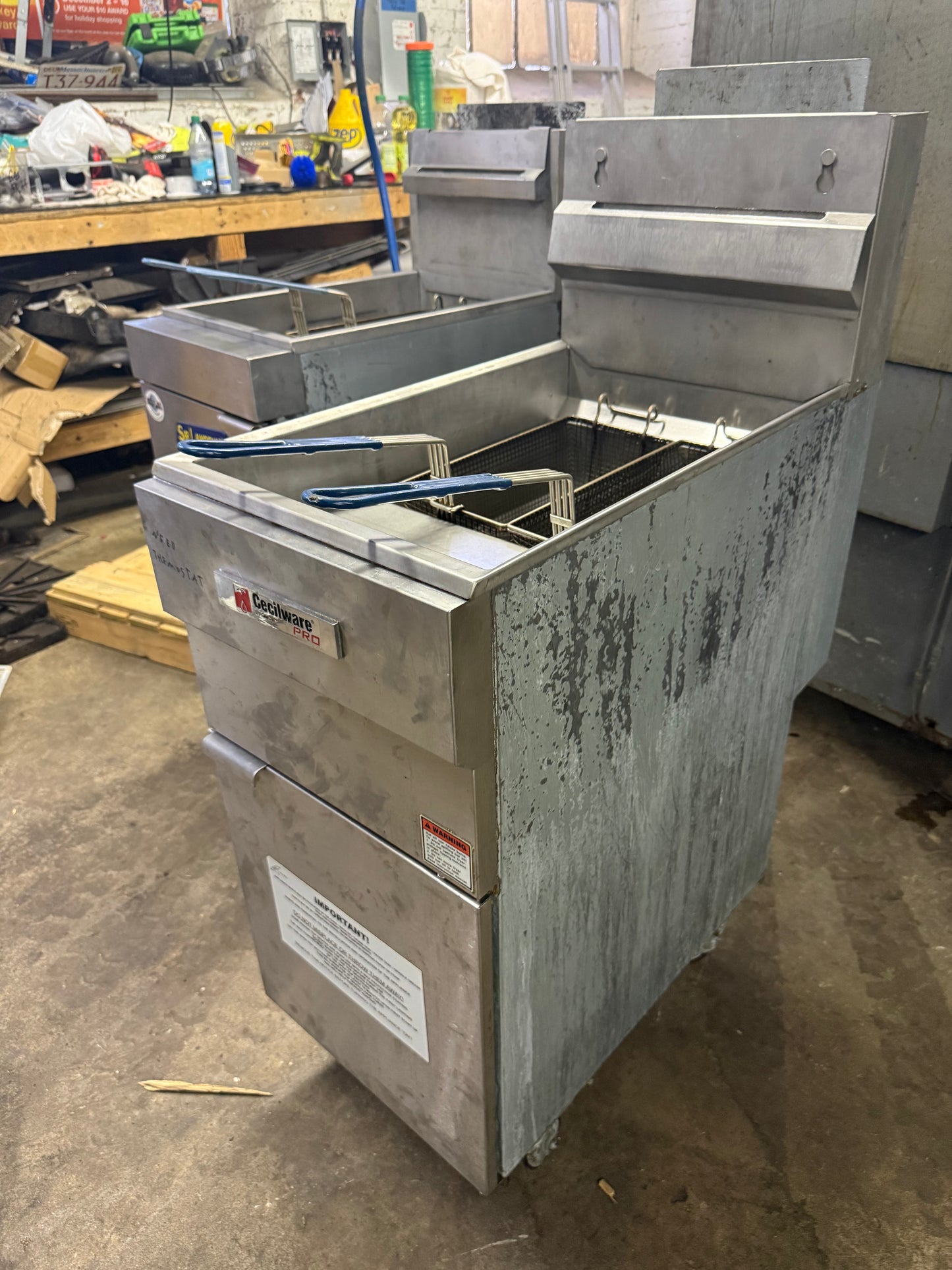 Cecilware Pro FMS403 Natural Gas Three Tube Floor Fryer - 90,000 BTU USED