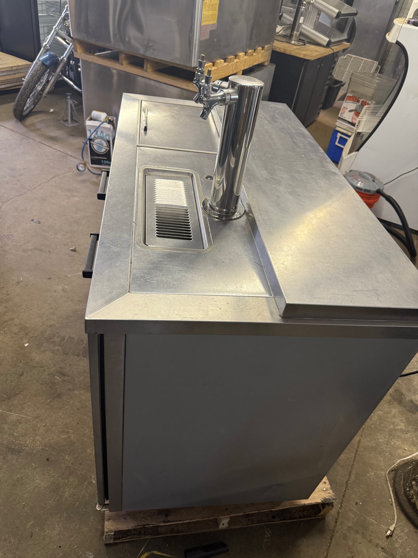 BEVERAGE AIR DD50C USED DOUBLE TAP BEER DISPENSER KEGERATOR REFRIGERATOR