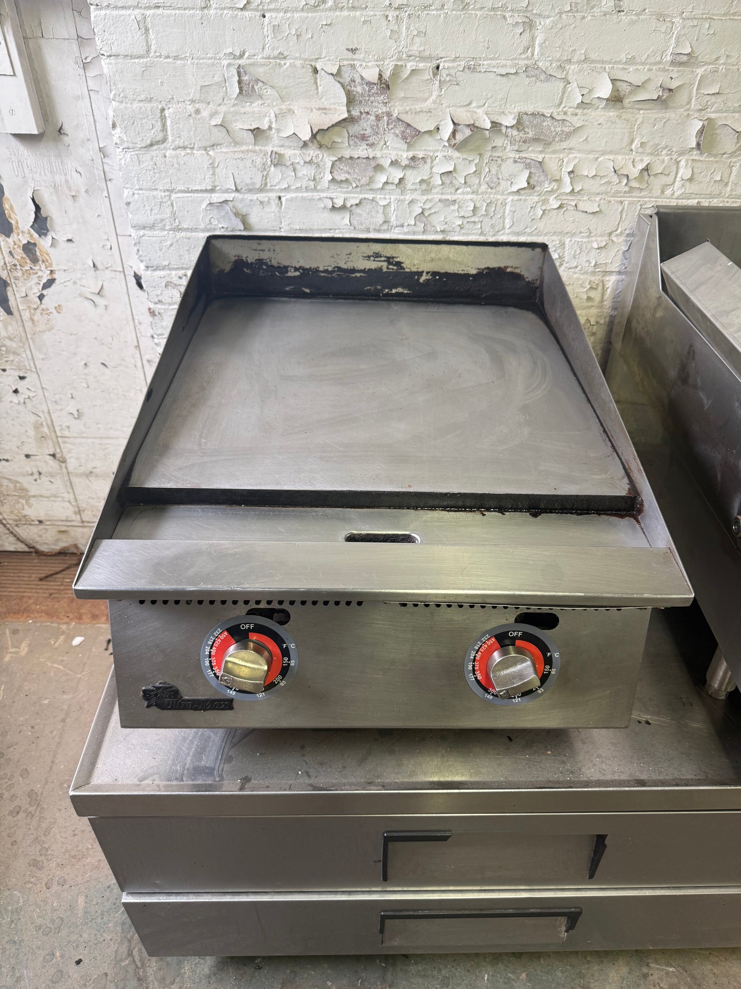 STAR ULTRAMAX 24"
THERMOSTATIC CONTROL
GRIDDLE GRILL NATURAL GAS USED