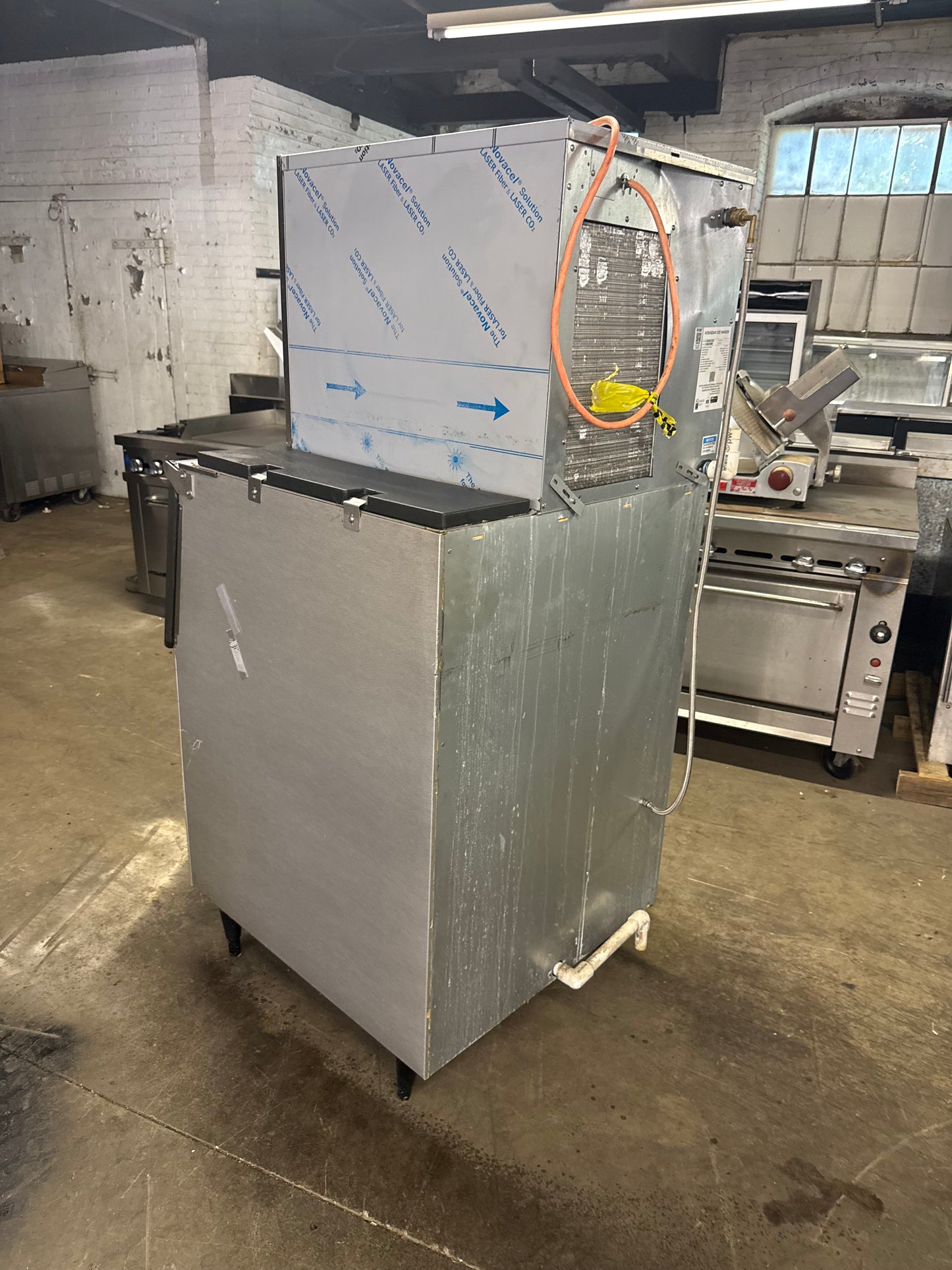 Hoshizaki F-450MAJ 492 Lbs Ice/24Hr Flake Ice Machine with Bin USED