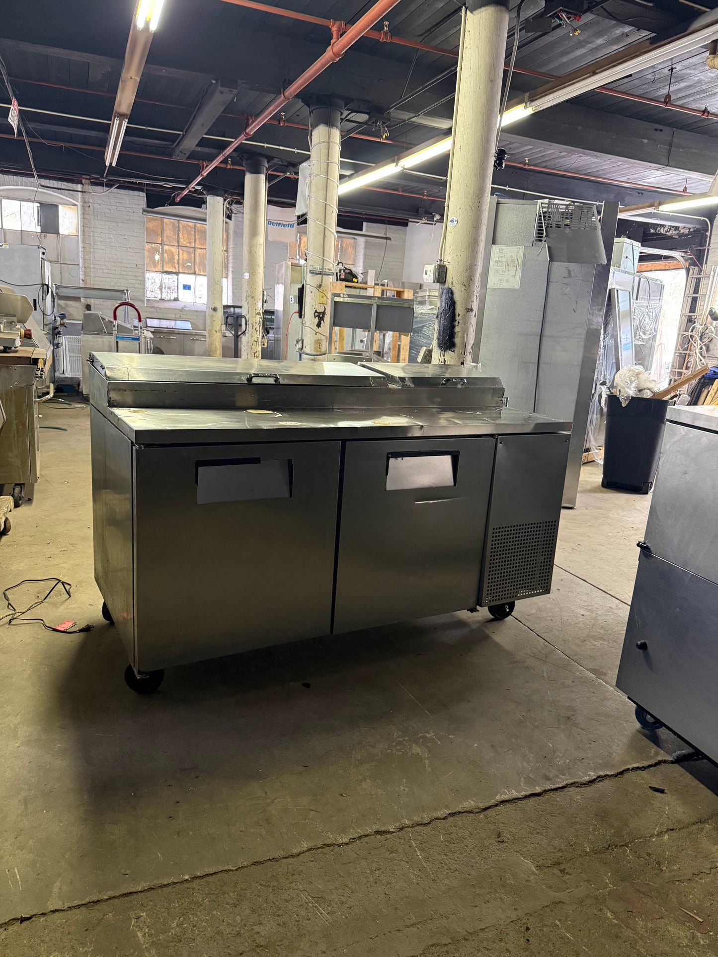 TRUE TPP-67 67” PIZZA PREP TABLE REFRIGERATOR COOLER USED
