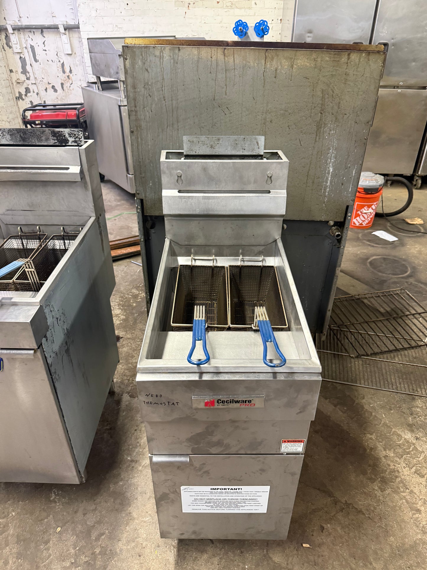 Cecilware Pro FMS403 Natural Gas Three Tube Floor Fryer - 90,000 BTU USED