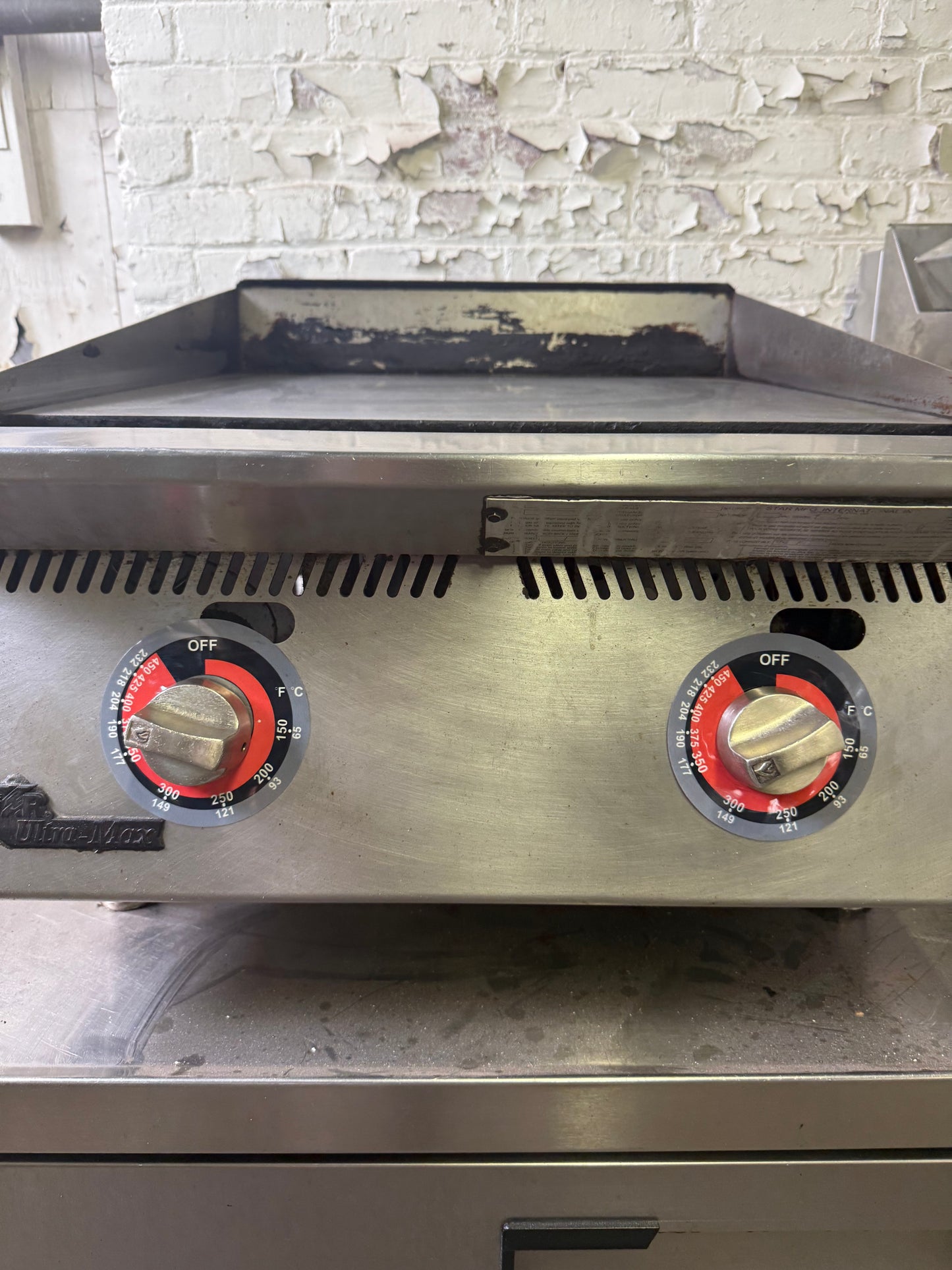 STAR ULTRAMAX 24"
THERMOSTATIC CONTROL
GRIDDLE GRILL NATURAL GAS USED