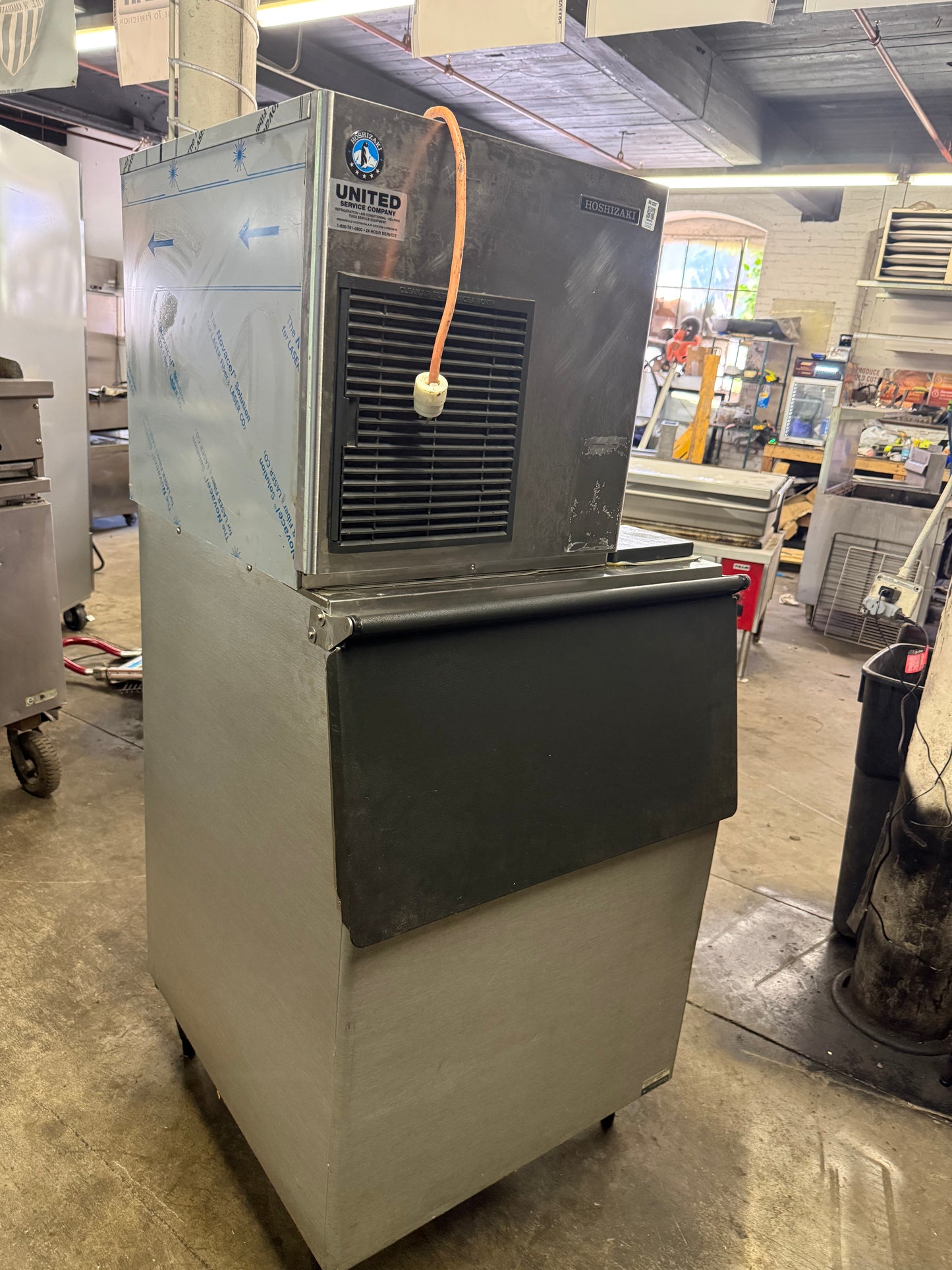 Hoshizaki F-450MAJ 492 Lbs Ice/24Hr Flake Ice Machine with Bin USED
