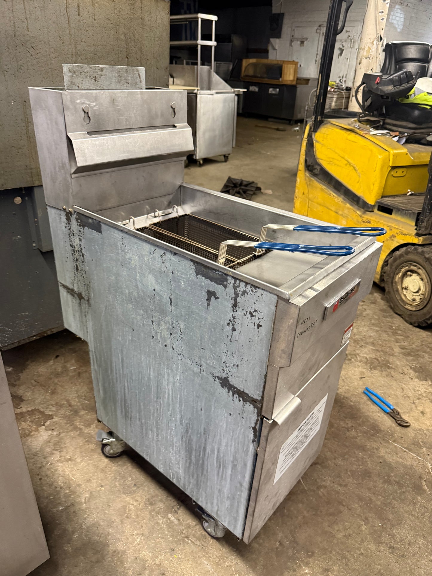 Cecilware Pro FMS403 Natural Gas Three Tube Floor Fryer - 90,000 BTU USED