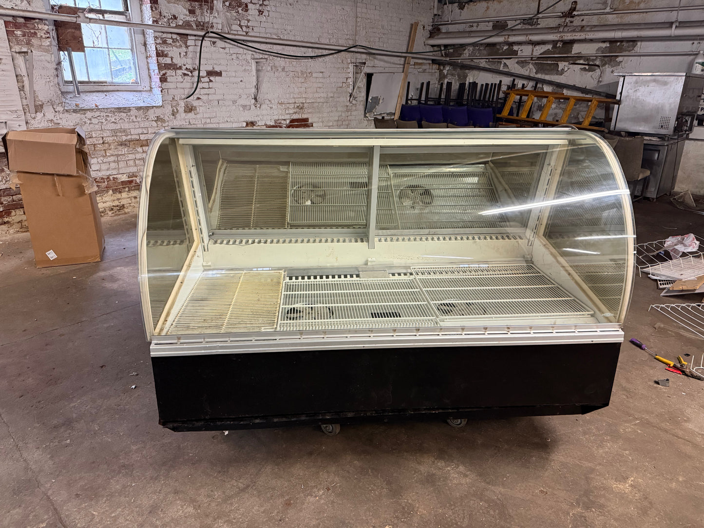 Federal 72" Deli Case
Refrigerator Cooler Curved Glass
USED SN6CD Full Service
Display Case