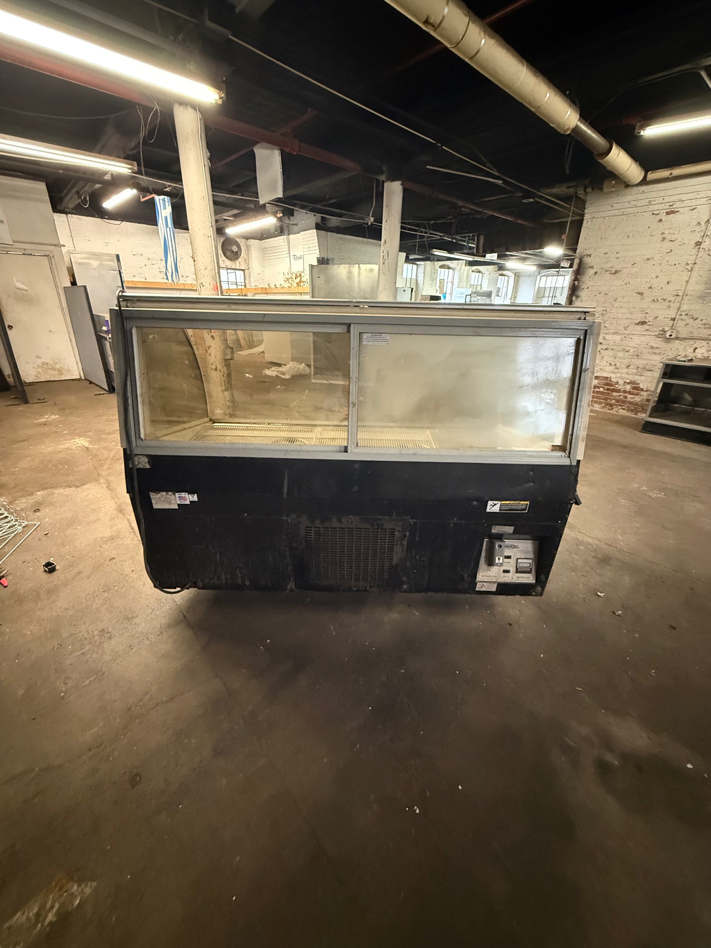 Federal 72" Deli Case
Refrigerator Cooler Curved Glass
USED SN6CD Full Service
Display Case