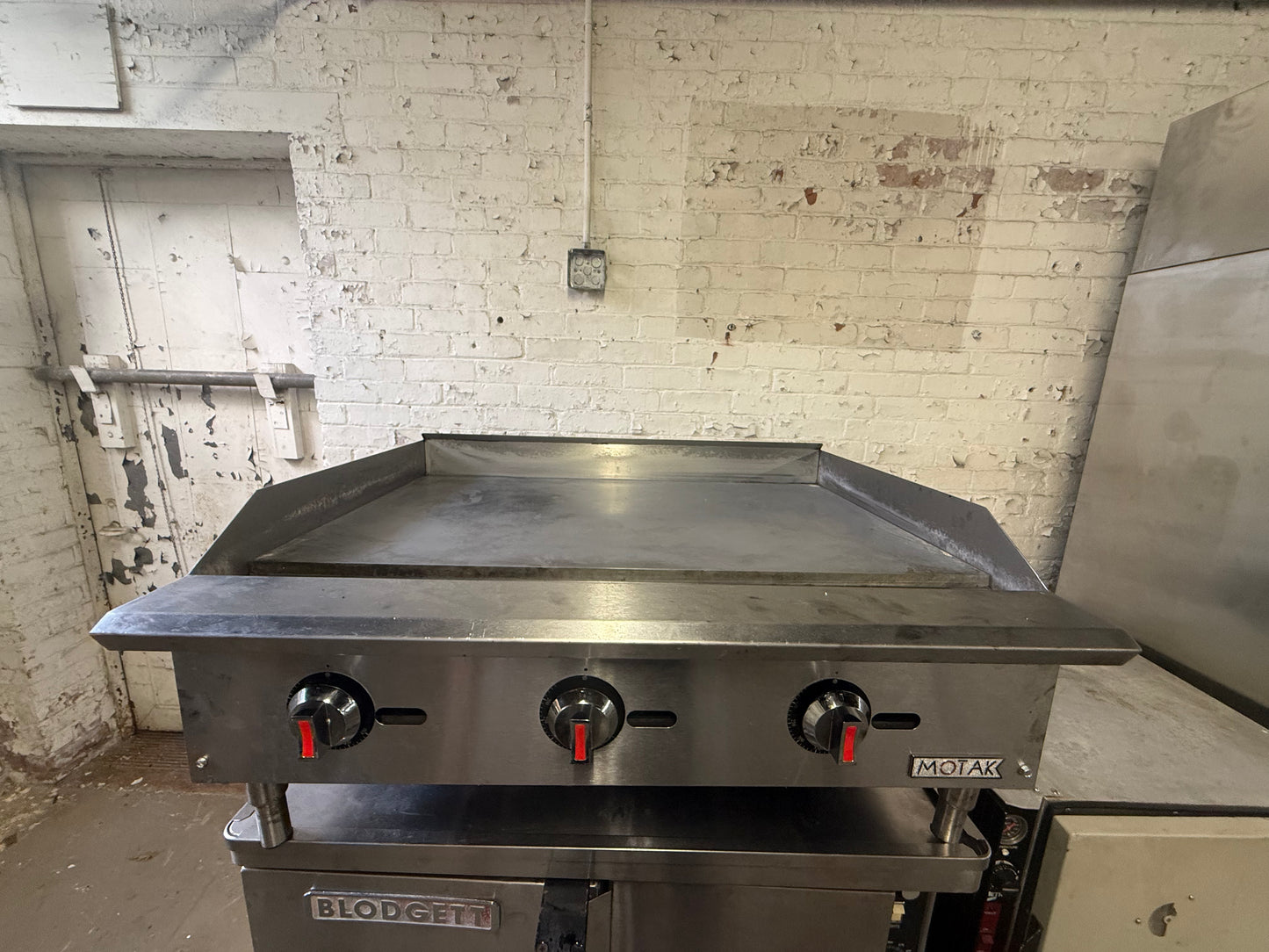 MOTAK 36” GAS THERMOSTATIC CONTROL GRIDDLE FLAT TOP GRILL USED