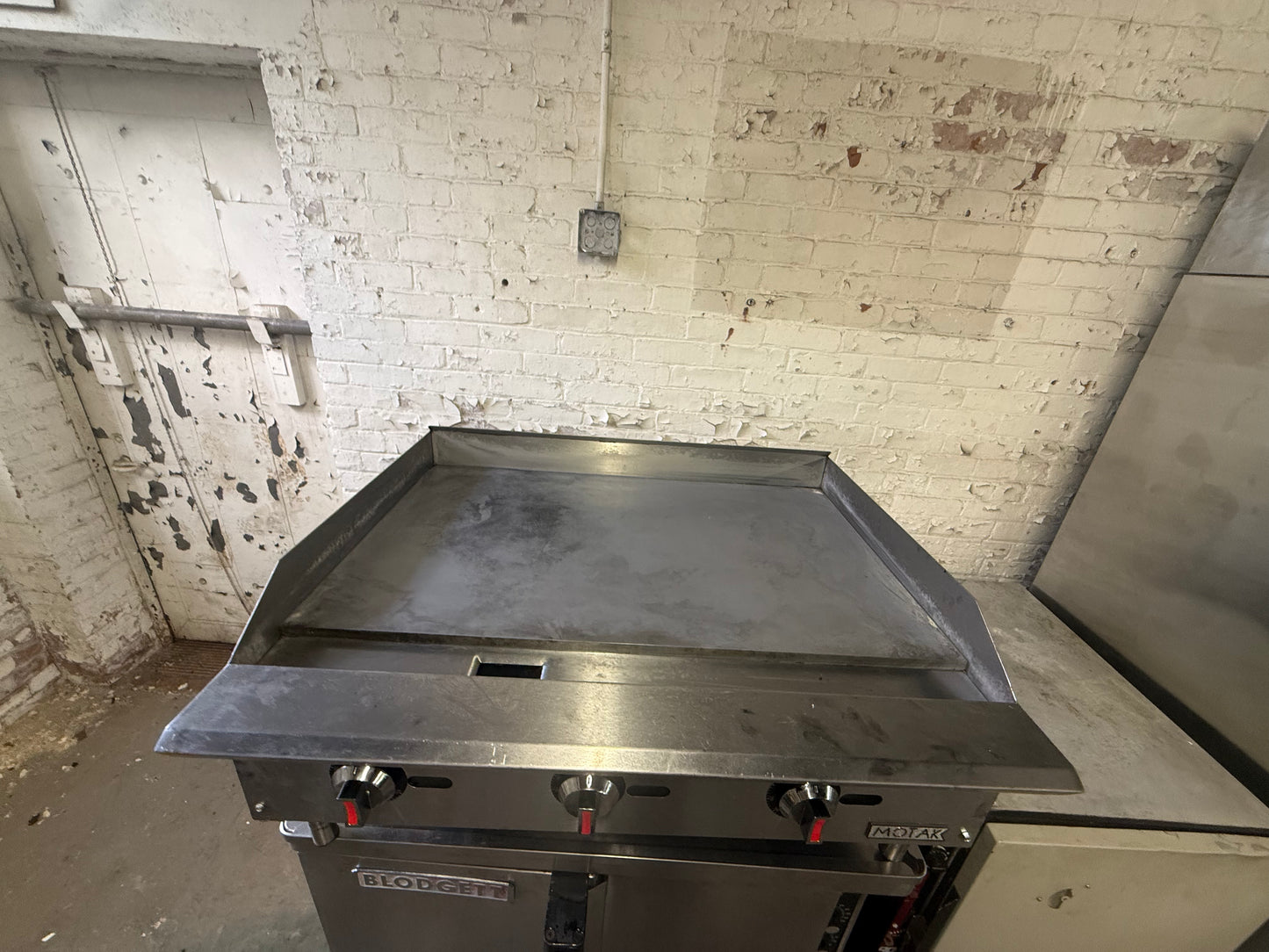 MOTAK 36” GAS THERMOSTATIC CONTROL GRIDDLE FLAT TOP GRILL USED