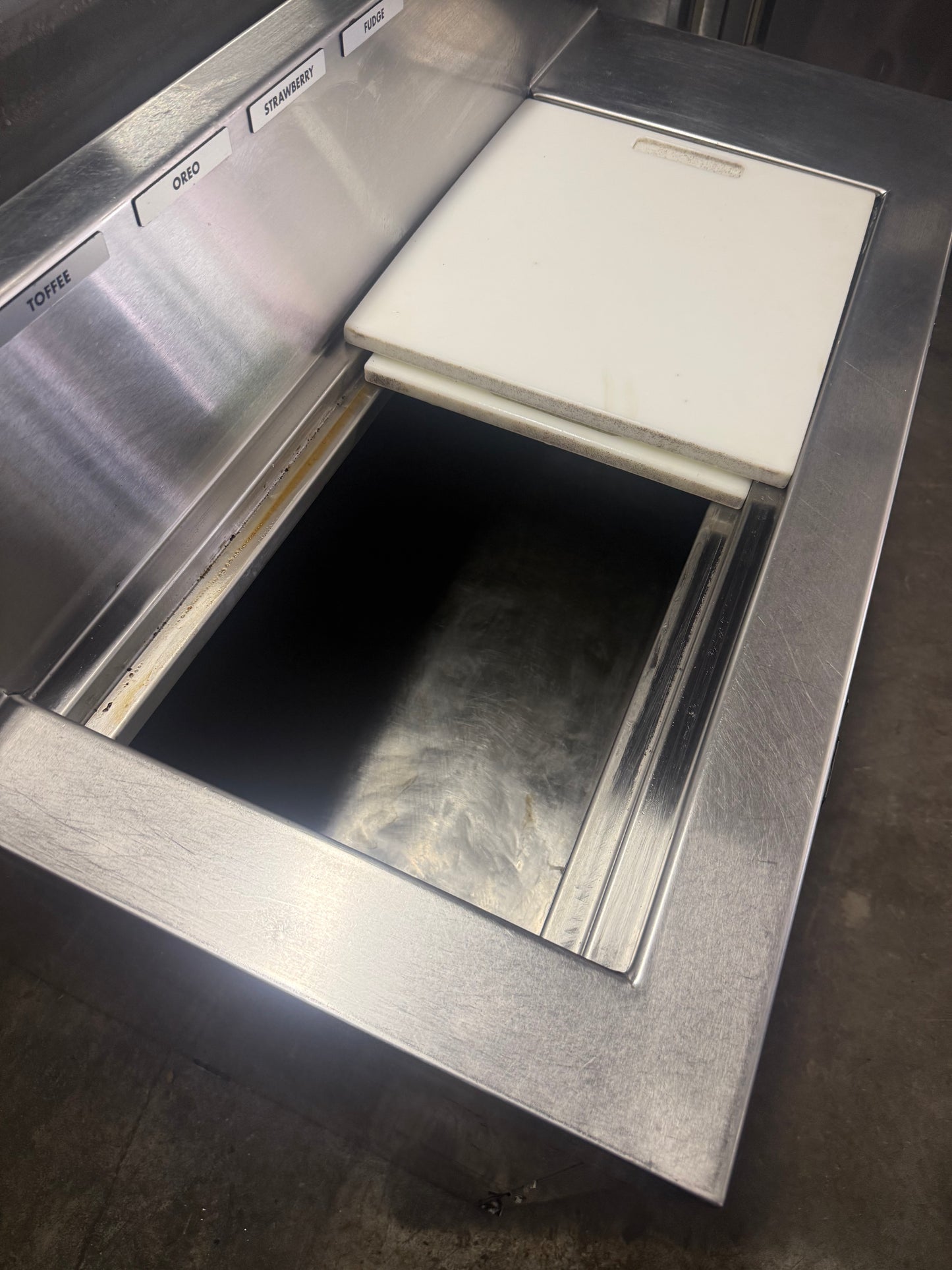 Randell DCST-44-SR9 44" Sliding Lid Ice Cream Dipping Cabinet Freezer & Syrup Rail USED